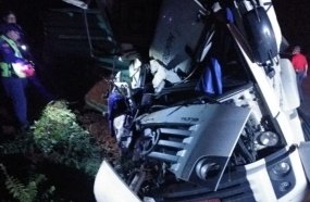 Motorista morre após carreta colidir contra barranco e tombar na BR-470