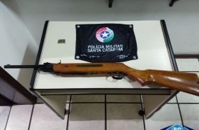 Homem é preso por posse de arma após denúncia da esposa 
