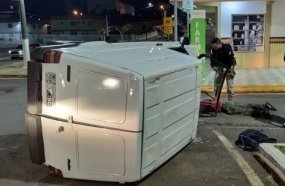 Veículo carregado com cigarros tomba durante fuga da polícia 