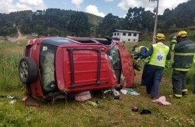 Capotamento de veículo de Herval deixa condutora ferida na BR-282