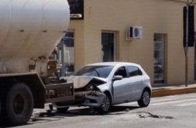 Carro bate na traseira de caminhão em Lacerdópolis 