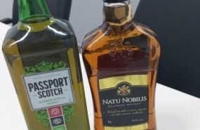 Indivíduo é preso após furtar litros de whisky em supermercado