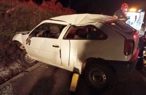 Motorista e crianças ficam feridas após carro capotar na BR-470 