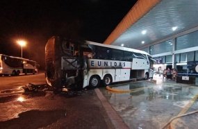 Ônibus pega fogo durante a madrugada na rodoviária