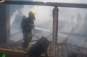 Casa de madeira é destruída por incêndio em Joaçaba 