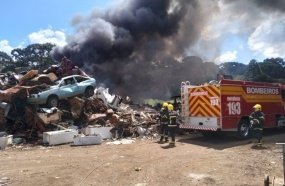 Bombeiros levam quatro horas para combater incêndio em ferro velho