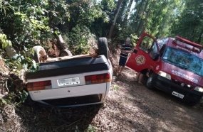 Motorista fica ferido após carro colidir contra barranco e capotar 