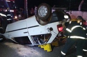 Motorista capota carro após colidir em canteiro de rótula 