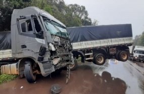 Carreta fica atravessada na pista após colisão contra caminhão 