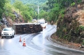 Caminhão tomba após colidir contra barranco na SC-135 