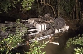 Motorista perde a vida após caminhão cair em rio na BR-470