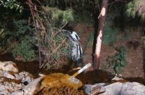 Casal fica ferido após veículo despencar em ribanceira 
