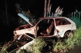 Colisão entre carro e caminhão deixa homem e criança feridos 
