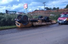 Criança fica ferida em capotamento de caminhão na BR-470
