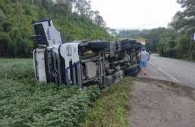 Motorista fica ferido após carreta tombar na BR-470 