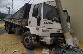 Caminhão sem freios colide em poste após atingir quatro carros