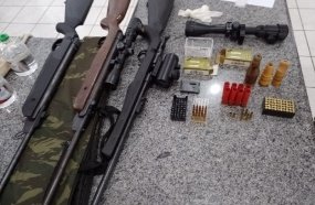 PM apreende armas após disparo que atingiu residência 