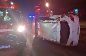 Professora morre e dois ficam feridos em capotamento na BR-282 