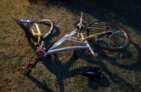 Adolescentes ficam feridos após bicicleta ser atingida por carro