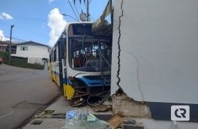 Ônibus desanda e atinge carro e prédio em Herval  d´Oeste