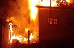 Casa é destruída por incêndio após galpão de ferramentas pegar fogo 