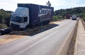 Caminhão fica encavalado em ponte após veículo sair da pista 