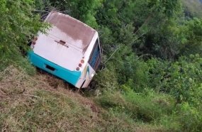 Micro-ônibus com trabalhadores desce ribanceira após sair da pista  