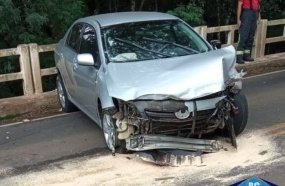Condutora colide em mureta de ponte após perder controle da direção 