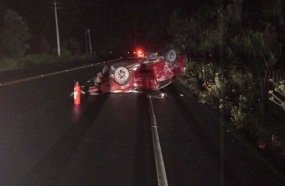 Motorista abandona carro com passageira ferida após capotar 