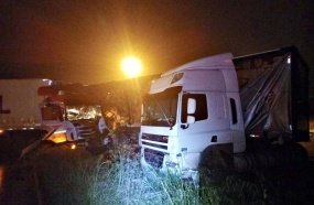 Colisão entre carretas no Trevão de Irani deixa motorista ferido 