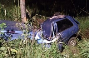 Colisão em árvore deixa jovem gravemente ferido 