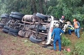 Motorista perde a vida após carreta tombar na BR-282 