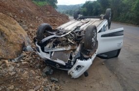 Jovem fica ferida após carro capotar na SC-135