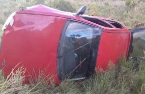Família fica ferida após carro capotar em barranco