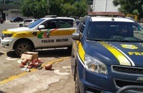 Polícia apreende 1kg de cocaína em fundos falsos de garrafas térmicas