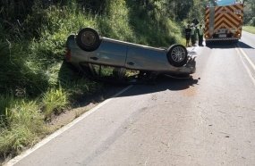 Jovem capota carro após perder controle da direção na SC-464 