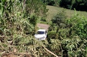 Condutora sofre ferimentos após saída de pista em Salto Veloso 