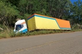 Saída de pista de carreta é registrada na SC-350