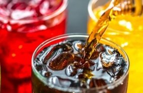 Consumidor que encontrou caco de vidro em refrigerante será indenizado
