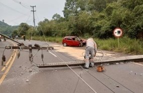 Motorista fica ferido após colidir o carro contra um poste na SC-135