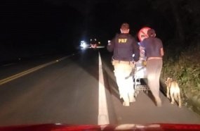 PRF auxilia andarilho encontrado deitado na BR-282, em Erval Velho