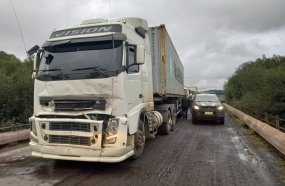 Colisão entre carretas deixa motorista ferido na BR-153