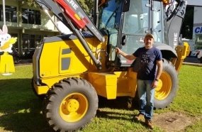 Prefeitura de Herval d´Oeste adquire retroescavadeira