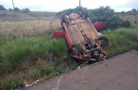 Veículo é abandonado após capotamento na BR-470 