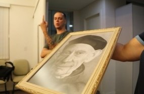 Retrato de Frei Bruno é reproduzido com a técnica de Grafite 
