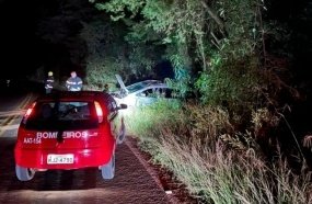 Motorista capota veículo após saída de pista na SC-464 