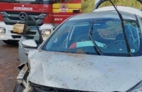 Idosa é socorrida após carro capotar na BR-282 