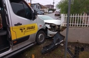 Picape colide em muro de residência após ser atingida por van 