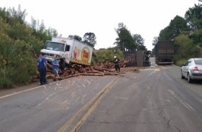 Toras de madeira atingem caminhão após carreta tombar na SC-350