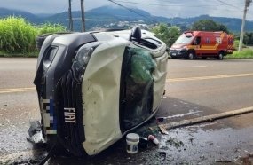 Casal de jovens fica ferido após picape capotar na SC-453